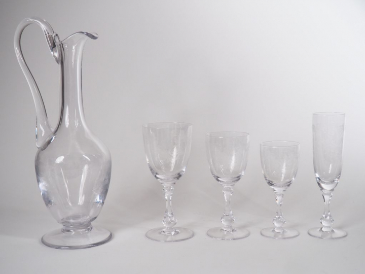SEVRES. Partie de service de verres en cristal à décor gravé de rincea