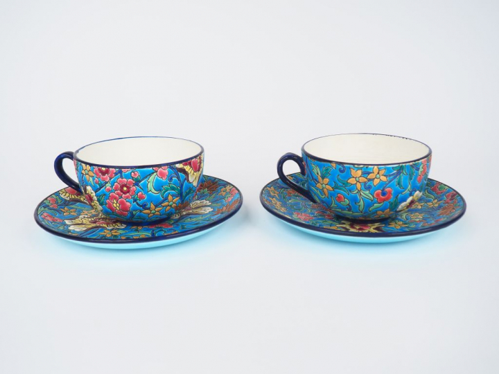 LONGWY. Paire de déjeuners en émaux polychromes à décor de fleurs. Sig