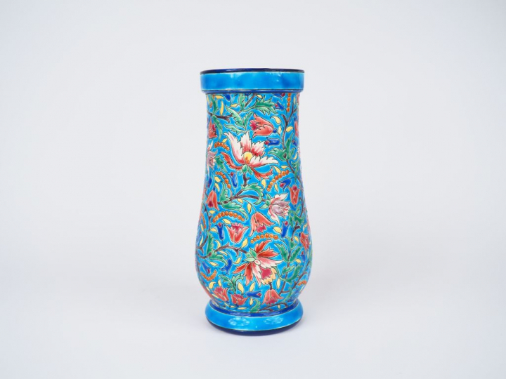 LONGWY. Vase balustre en émaux polychromes à décor de fleurs.  Signé. 
