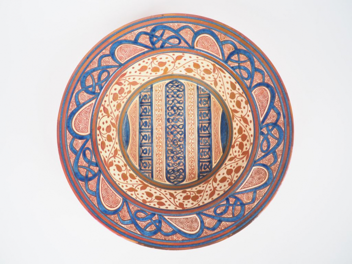 LENOBLE. Plat en faïence polychrome à décor hispano-mauresque. Signé s