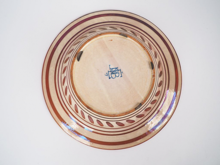 LENOBLE. Plat en faïence polychrome à décor hispano-mauresque. Signé s