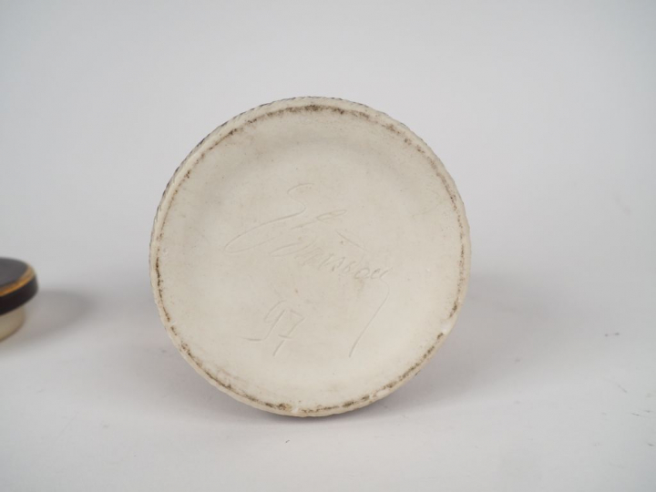 Lucien BRISDOUX. Pot couvert en biscuit émaillé à décor polychrome. Si