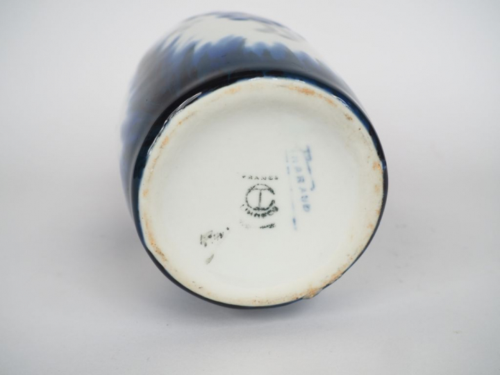 THARAUD à Limoges. Vase en porcelaine polychrome à décor de fleurs.  S