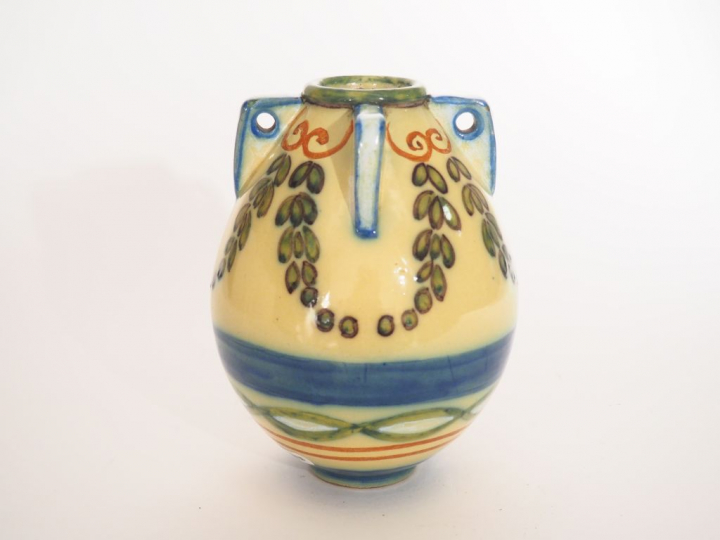 Henri PARAYRE. Vase à quatre anses en faïence polychrome à décor de gu