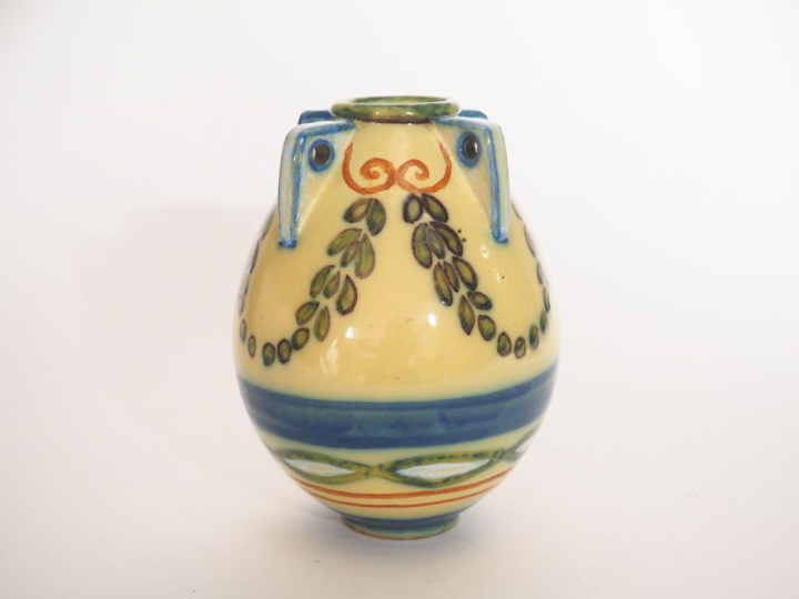 Henri PARAYRE. Vase à quatre anses en faïence polychrome à décor de gu