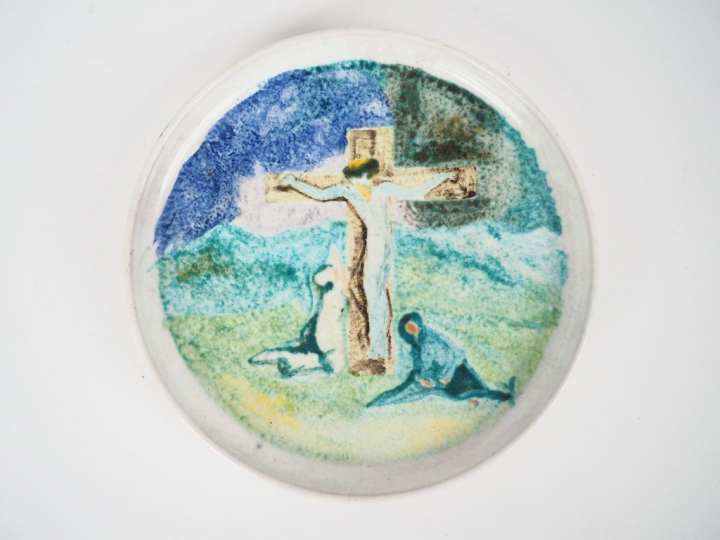 LIFAS. Coupe sur talon en céramique polychrome figurant le Christ sur 