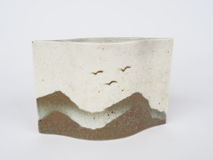VIREBENT. Vase en porcelaine à décor d'une paysage montagneux et d'ois