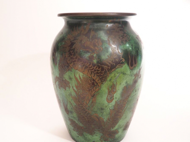 WMF. Vase en dinanderie Art Déco à décor de motifs japonisants brun et
