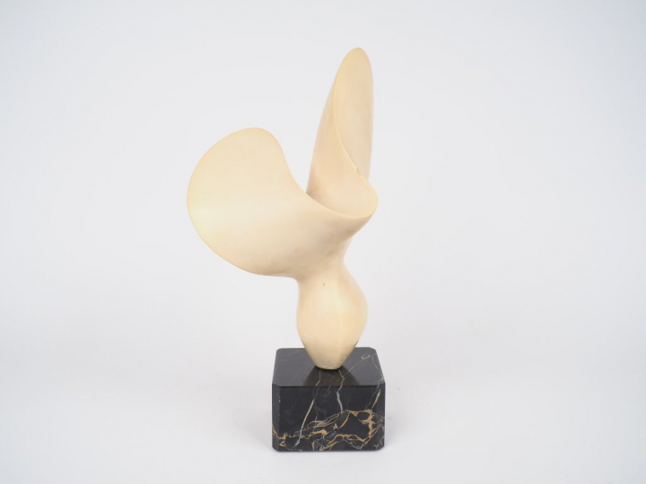Antoine PONCET. "Carrêve", 1973 Sculpture en résine à patine crème, su