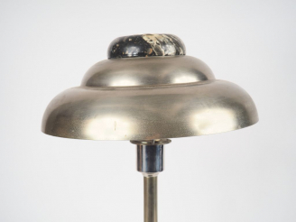 Vente aux enchères OBOR.  Lampe rétro en marbre et métal. Dim. 50 x 32 cm.