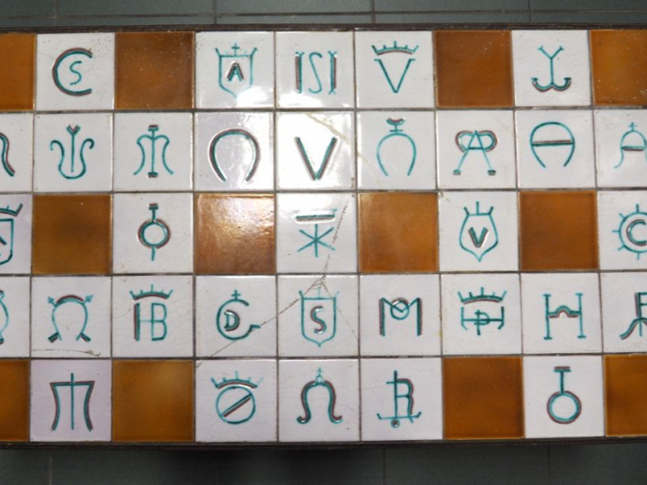 Table basse, plateau en céramique à décor de fers de manadiers. Dim. 4