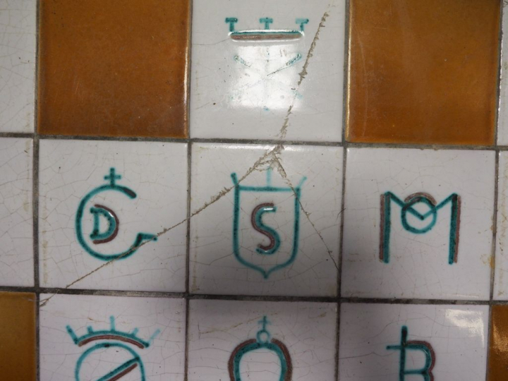 Table basse, plateau en céramique à décor de fers de manadiers. Dim. 4