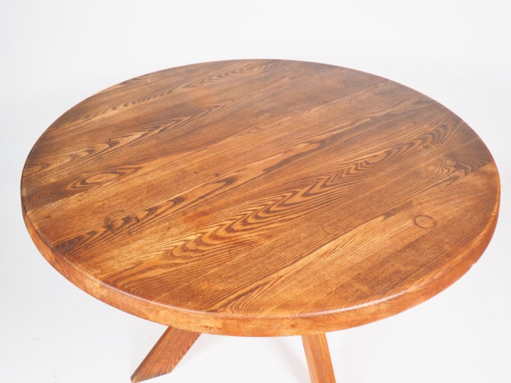 Pierre CHAPO. Grande table circulaire, modèle T21 "Sfax" en orme massi