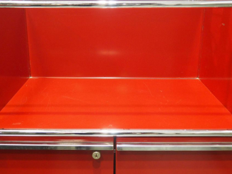 Vente aux enchères USM HALLER. Grande bibliothèque en tôle rouge et métal chromé  5 étage