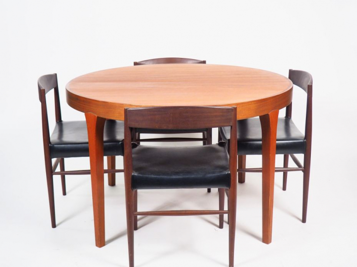 GUDME MOBELFABRIK. Salle à manger danoise en Teck. Comprenant :  - une