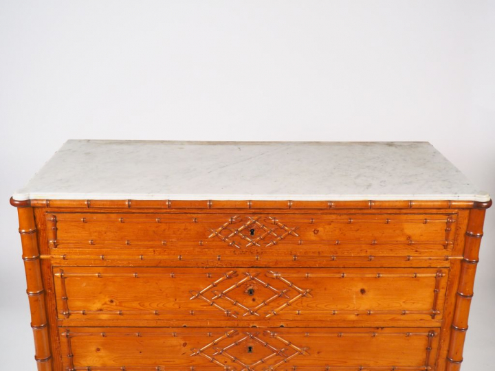 Commode Napoléon III en bois sculpté à décor de bambou ouvrant à 4 tir