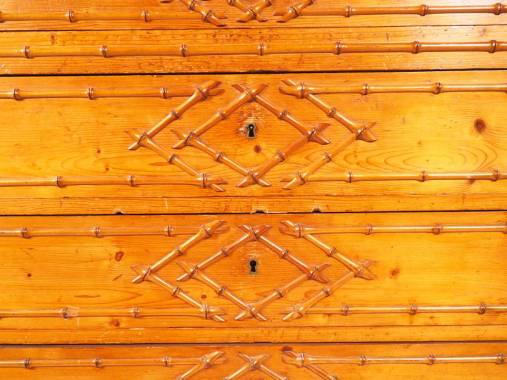 Commode Napoléon III en bois sculpté à décor de bambou ouvrant à 4 tir