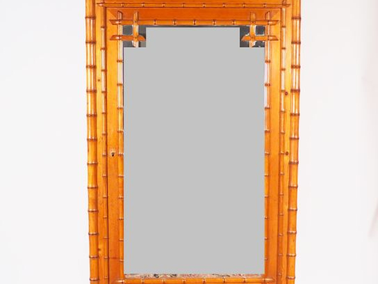 Armoire à glace Napoléon III en bois sculpté à décor de bambou ouvrant