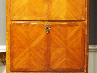 Grand secrétaire à guillotine Louis XV en marqueterie, ornemention de 