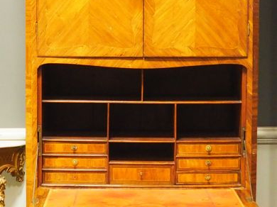 Grand secrétaire à guillotine Louis XV en marqueterie, ornemention de 