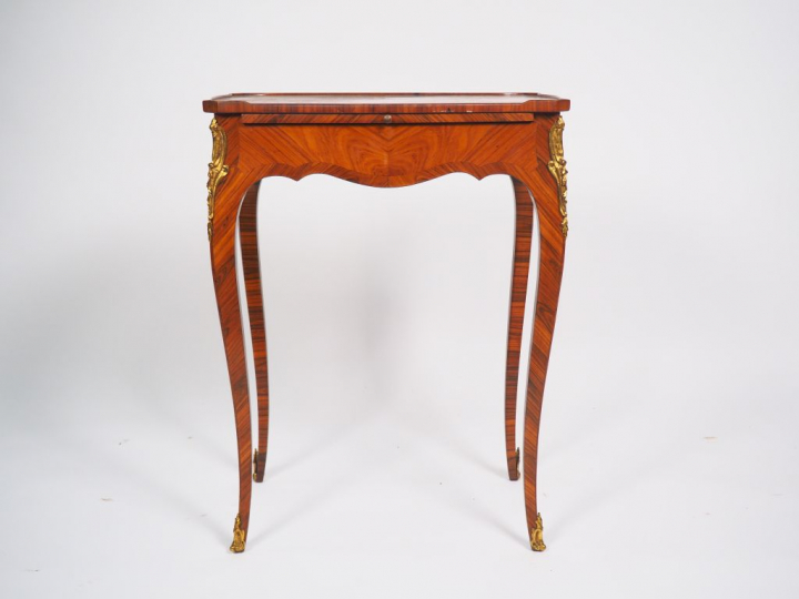 Table d'appoint de style Louis XV en marqueterie, ornementation de bro