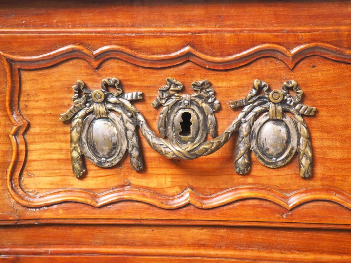 Commode tombeau Louis XV en merisier mouluré et sculpté, à décor de fl
