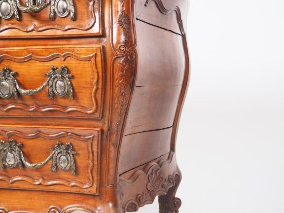 Commode tombeau Louis XV en merisier mouluré et sculpté, à décor de fl