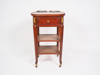 Vente aux enchères Rafraichissoir de style Louis XV en acajou et placage d'acajou ornemen