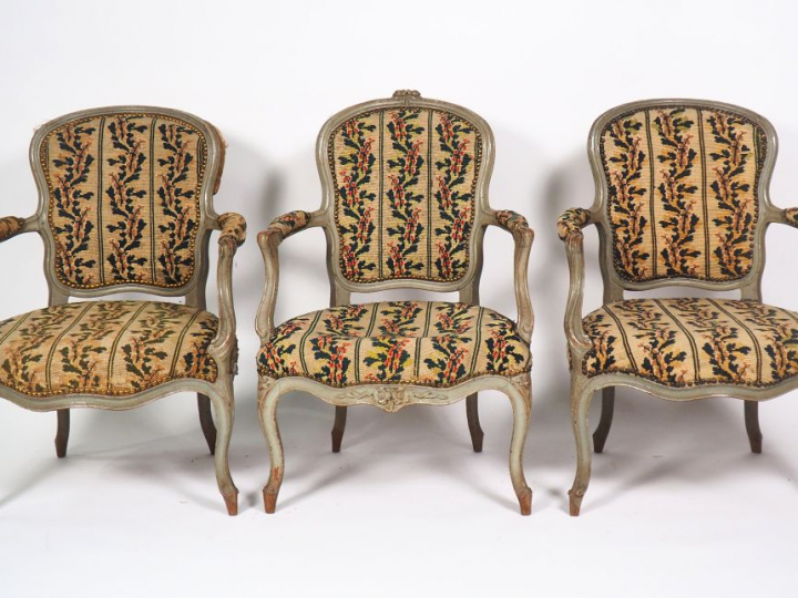 Mobilier de salon XVIIIème comprenant : - une paire de fauteuils cabri