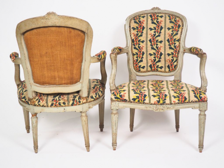 Mobilier de salon XVIIIème comprenant : - une paire de fauteuils cabri