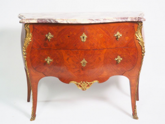 Vente aux enchères Commode de style Louis XV en marqueterie, à décor de fleurs, ornementa