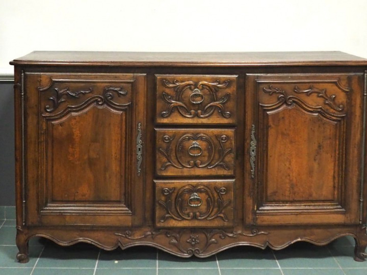 Buffet de style Louis XV en bois naturel mouluré et sculpté à décor de