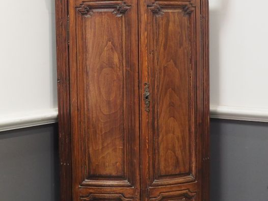 Encoignure Louis XVI en bois naturel mouluré et sculpté, ouvrant à deu