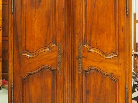 Armoire provençale Transition Louis XV-Louis XVI en bois mouluré et sc