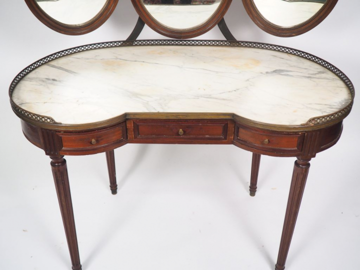 Coiffeuse "rognon" Napoléon III de style Louis XVI en acajou et placag