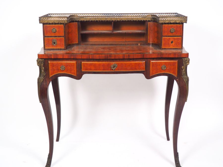 Bureau à gradin de style Louis XV en marqueterie à décor de croisillon