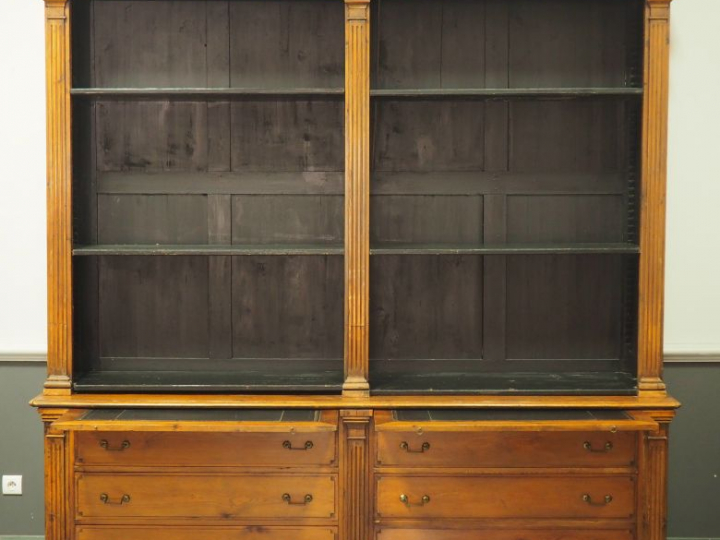 Bibliothèque de style Louis XVI en bois naturel mouluré et sculpté à d