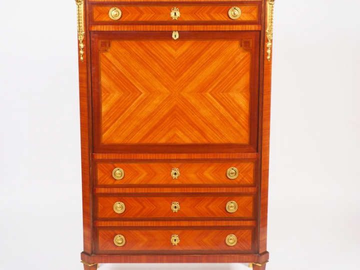 Secrétaire à abattant de style Louis XVI en marqueterie, frisage et or
