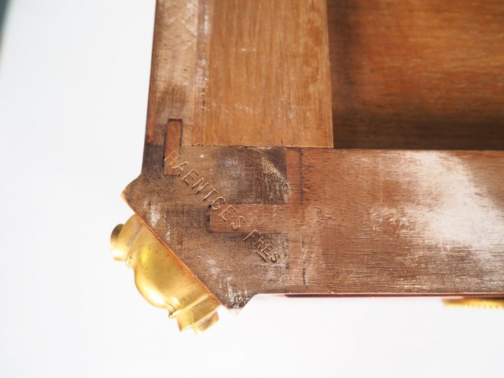 Secrétaire à abattant de style Louis XVI en marqueterie, frisage et or