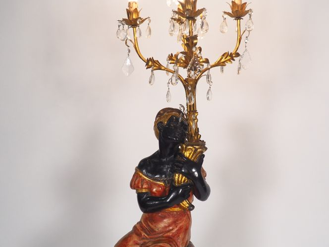 Nubien porte-torchère en bois sculpté polychrome et tôle dorée, éclair