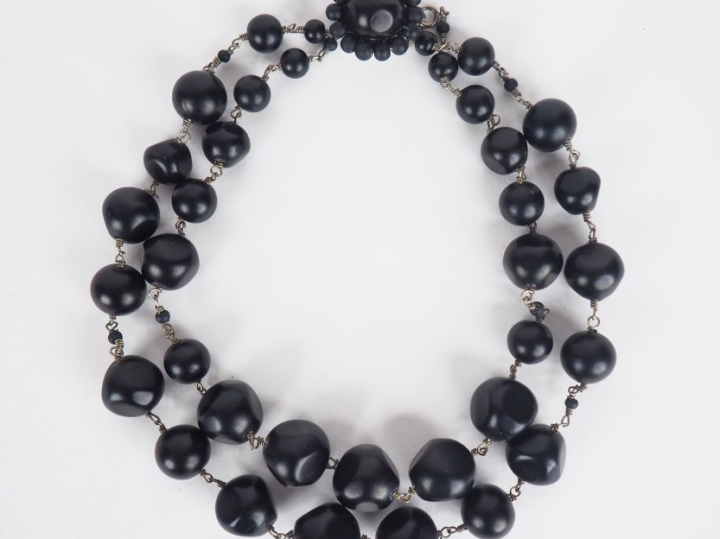 Gérard DAREL. Collier double rangs en perles de verre noir.  Dans sa h