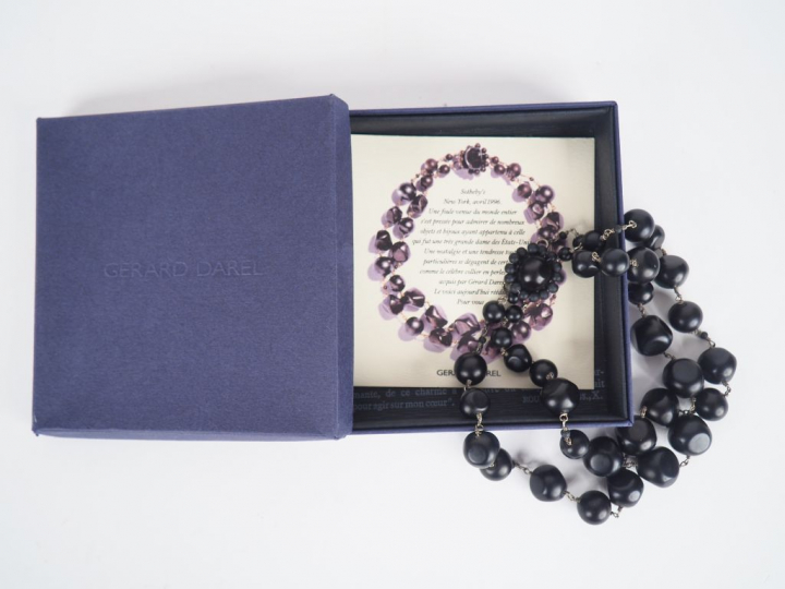 Gérard DAREL. Collier double rangs en perles de verre noir.  Dans sa h