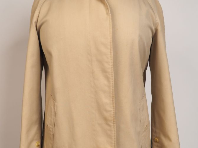 BURBERRY.  Trench.  (quelques taches)