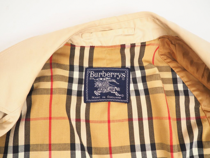 BURBERRY.  Trench.  (quelques taches)