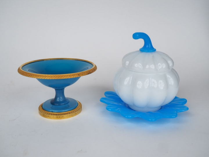 Lot comprenant : Baguier en opaline bleue, monture en laiton doré Sucr