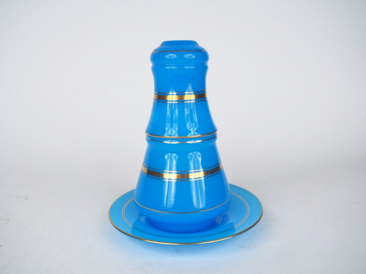 Service à eau XIXème en opaline bleue, à décor de liserés dorés.