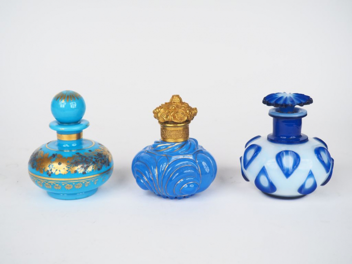 Lot comprenant trois flacons XIXème en overlay et opaline. un éclat ou