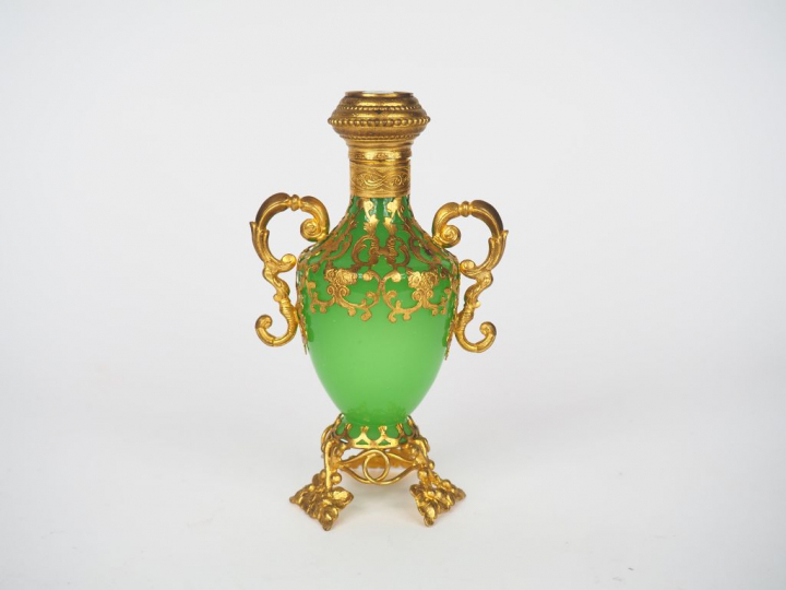 Flacon en opaline verte et laiton, bouchon orné d'un médaillon en camé