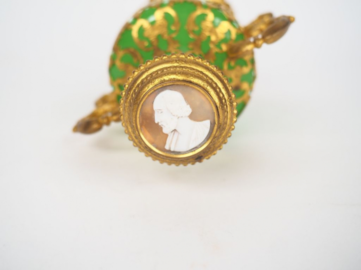 Flacon en opaline verte et laiton, bouchon orné d'un médaillon en camé