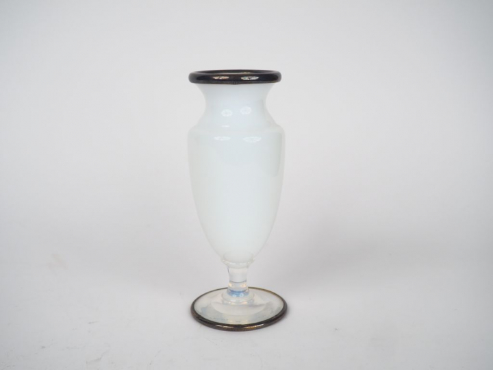 Vase ovoïde en opaline blanche cerclée d’argent. H. 17.5 cm